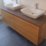 Waschtischschrank in Kirschbaum, grifflose Schubkästen, Sandsteinplatte Bad1a