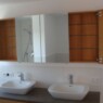 Hängeschrank in Kirschbaum mit Glasböden Bad1c