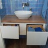 Waschtischschrank in Weißlack, grifflose Birke-Schubkästen Bad4b