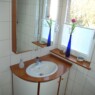Badschrank in Kirschbaum/Weißlack - formverleimter Korpus Badbild2