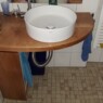 Barrierefrei unterfahrbarer Waschtisch in Kirsche massiv mit Apothekerauszug Badecke3
