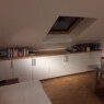 Drempelschrank mit Buche-Deckel, weißlackierten Fronten u. ausziehbaren Tablarböden Drempelschrank-2
