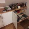 Drempelschrank mit Buche-Deckel, weißlackierten Fronten u. ausziehbaren Tablarböden Drempelschrank-3-mit-Tablaren