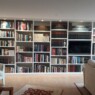 Bücherregal in Weißlack, mit verdeckt aufgehängten Einlegeböden und Beleuchtung Stollenregal1