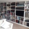 Bücherregal in Weißlack, mit verdeckt aufgehängten Einlegeböden und Beleuchtung Stollenregal2