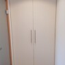 Begehbarer Einbauschrank in Weißlack als Nischenlösung, oben mit zwei 75 cm tiefen Schubkästen Begehbarer Einbauschrank 1