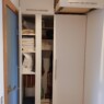 Begehbarer Einbauschrank in Weißlack als Nischenlösung, oben mit zwei 75 cm tiefen Schubkästen Begehbarer Einbauschrank 2